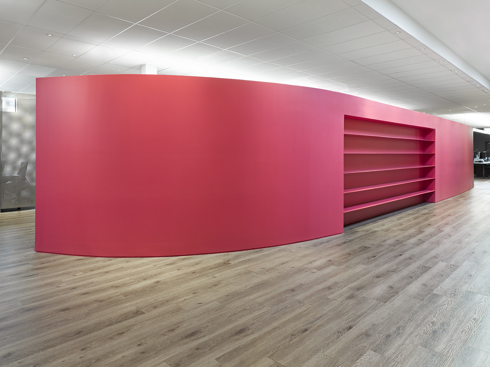 金属网格营造的茶香办公空间-12