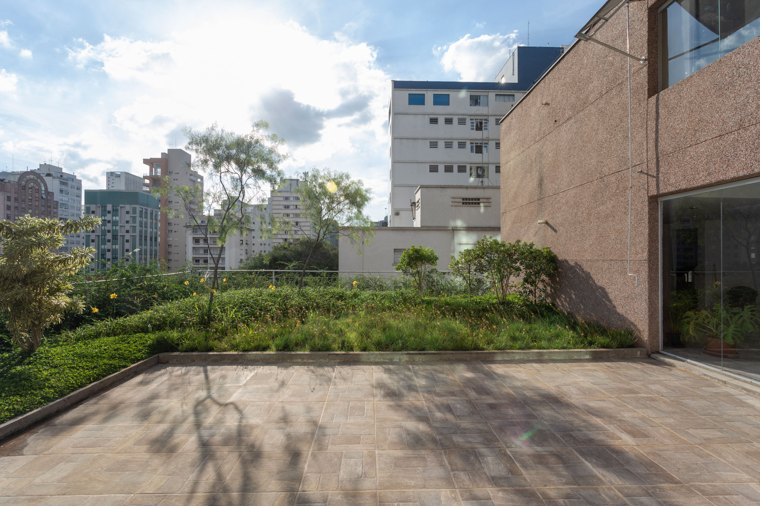 巴西绿色住宅楼,绿意盎然与城市景观相融-34