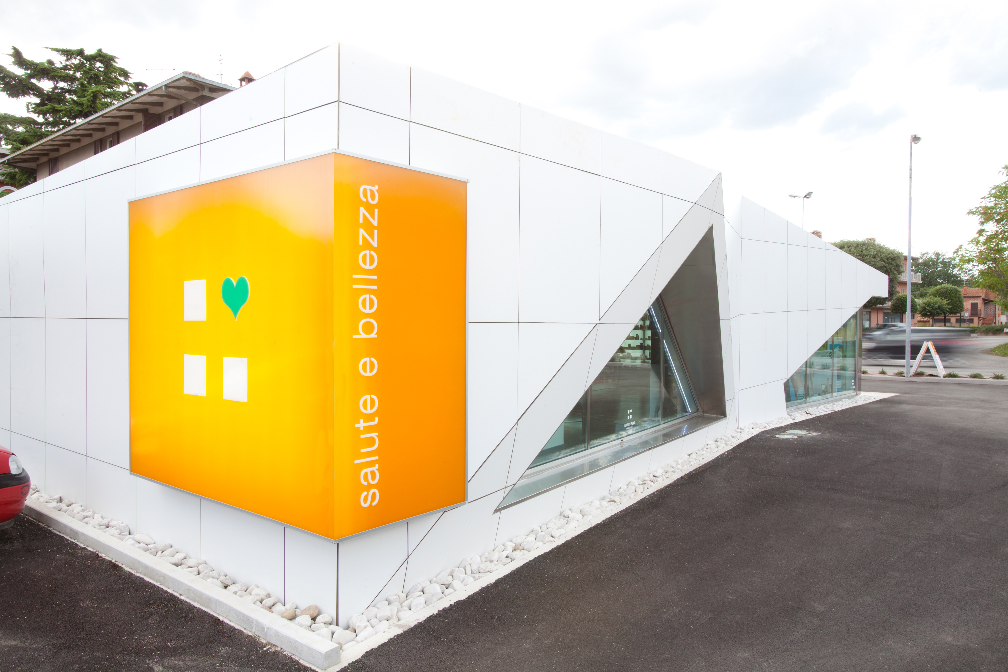 颠覆传统的药店设计 | Verdecuore Parafarmacia-3