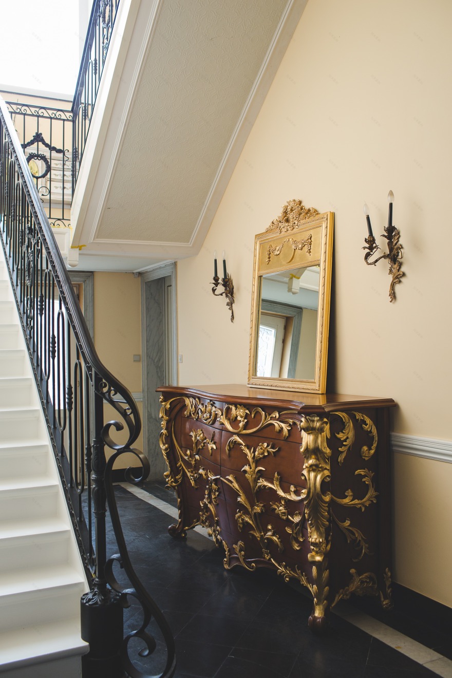 比利时 300 年历史古宅变身家具艺术展厅-13