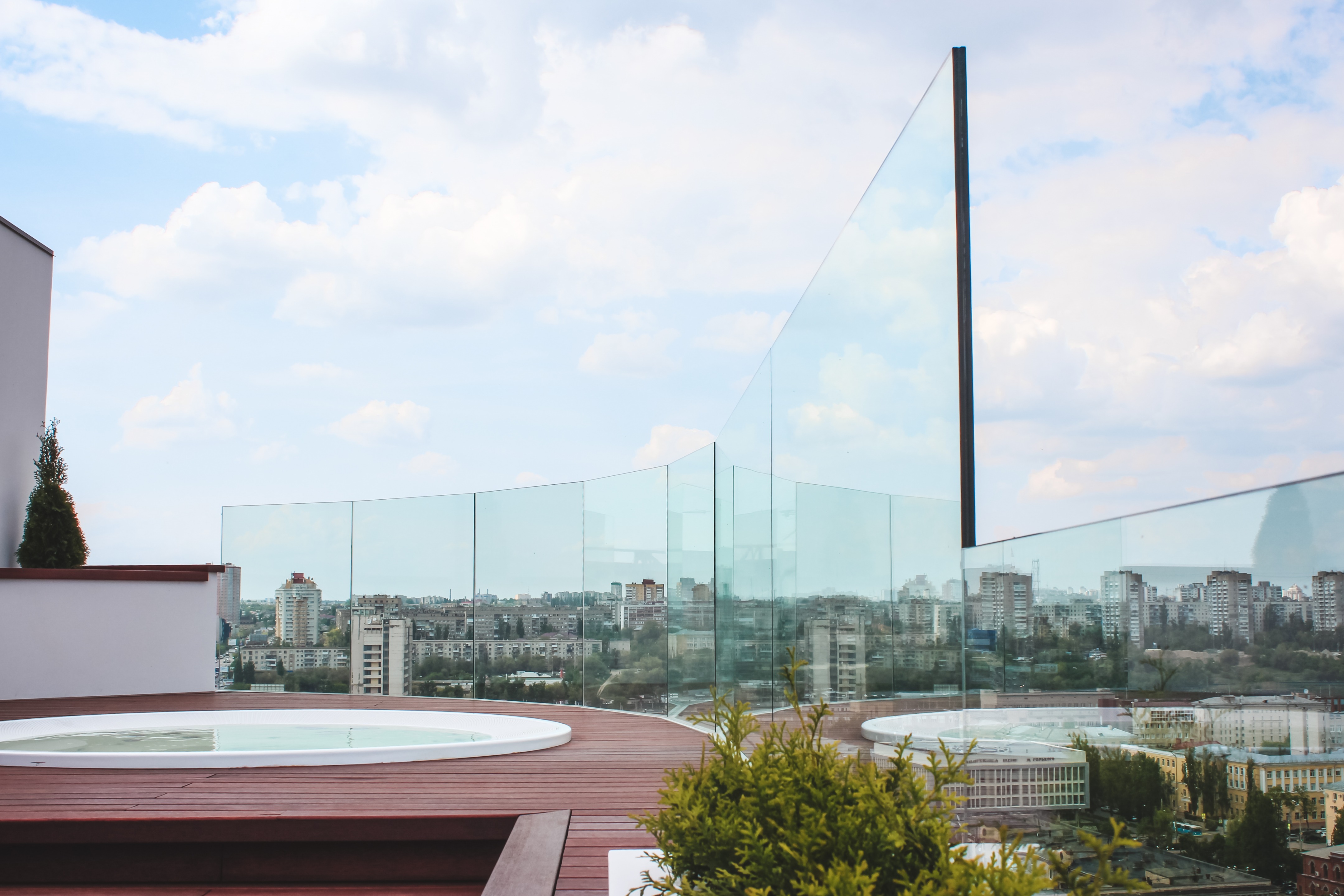 2011 年完工的无框玻璃露台设计-6