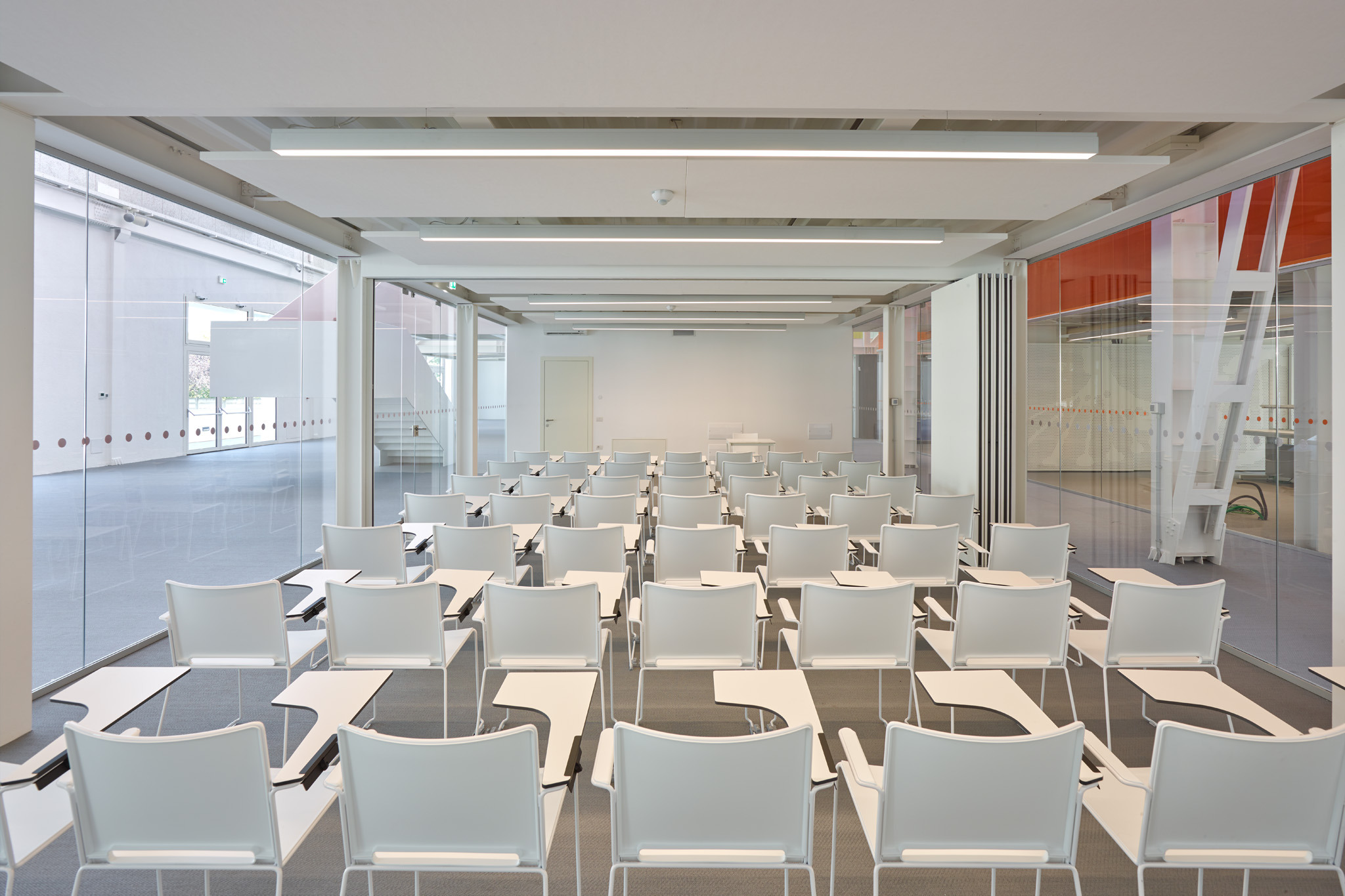 "Multi"椅点亮 Golinelli 文化中心-15