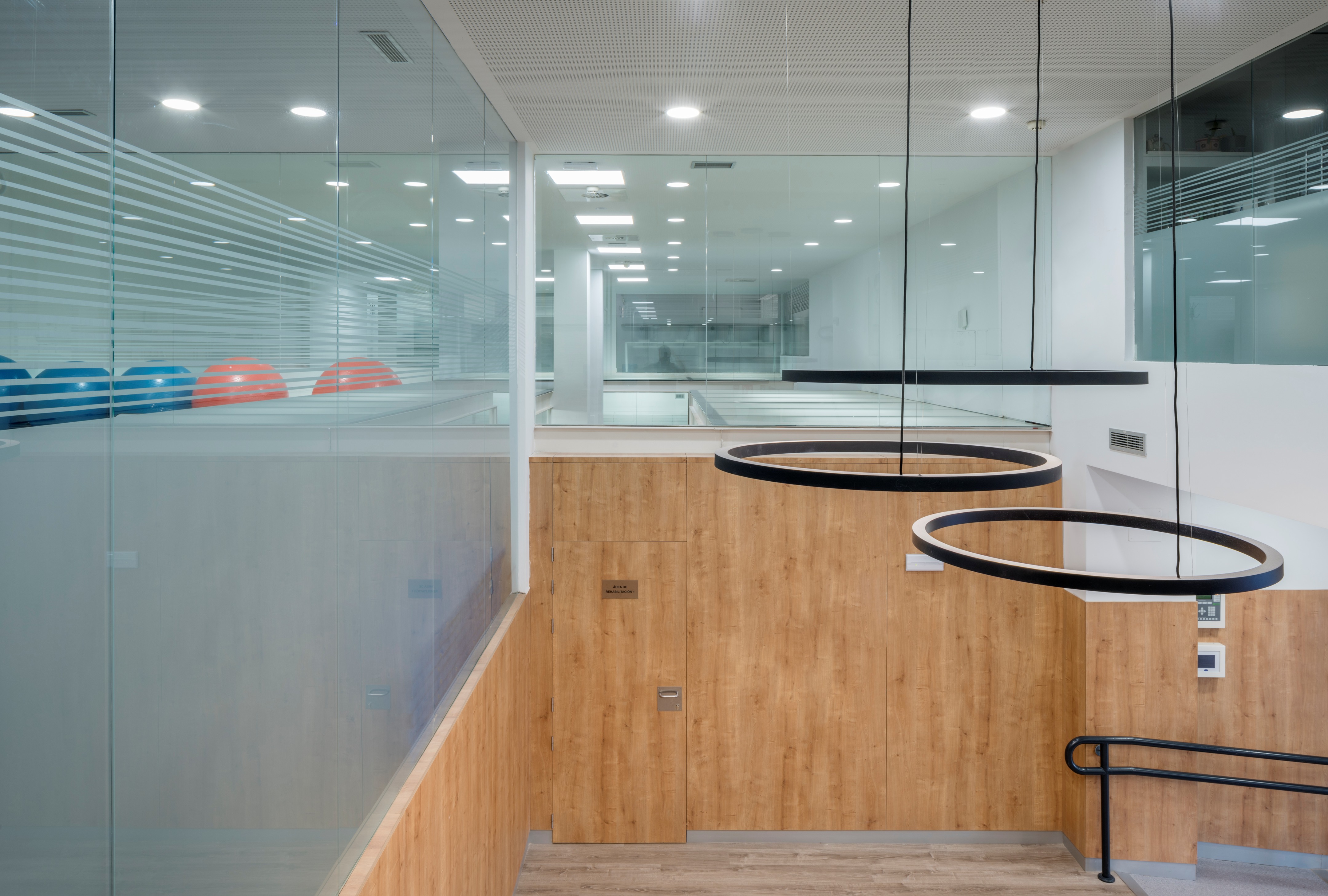 多功能康复中心 · 融入景观的城市医疗空间-5