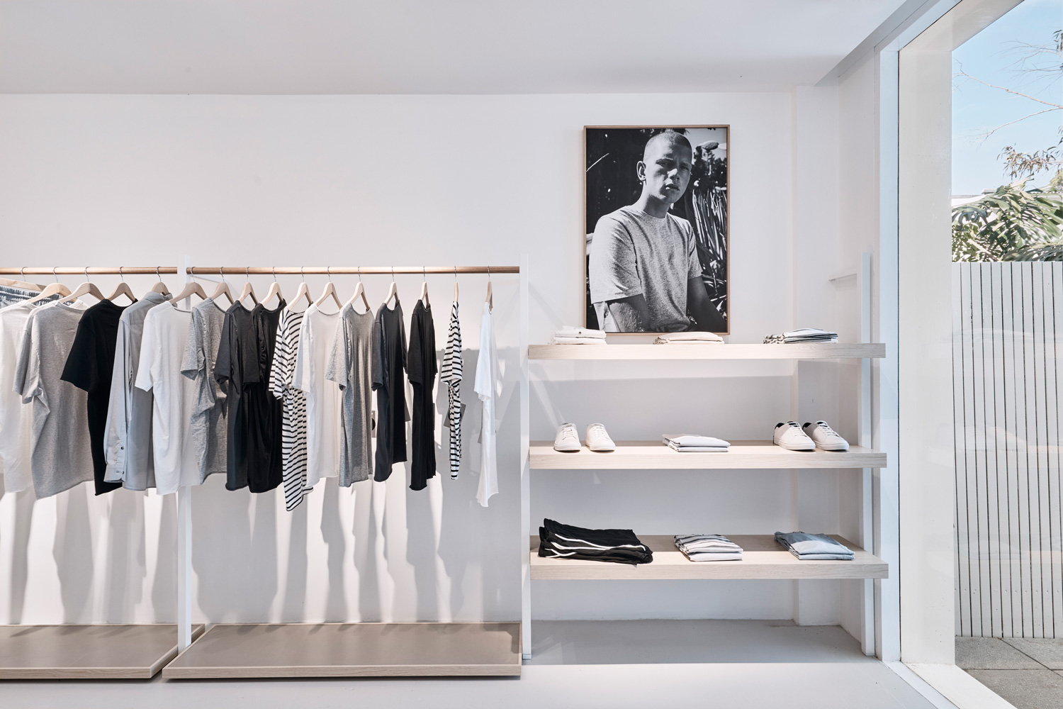 澳大利亚 Bassike 帕丁顿旗舰店转型,极简风格融入混凝土庭院-15