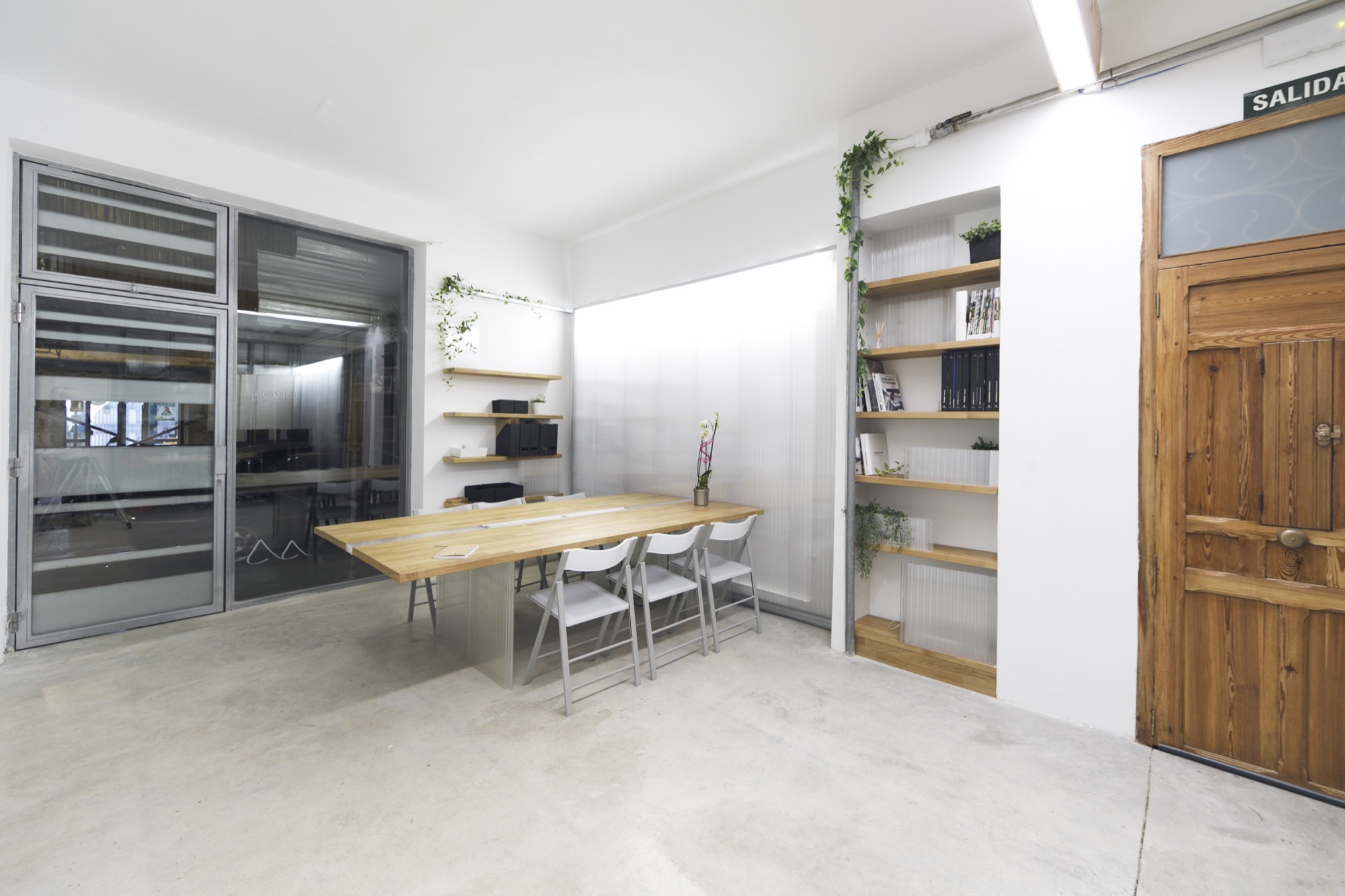 创新材料诠释 Ruzafa 社区精神的室内设计-11