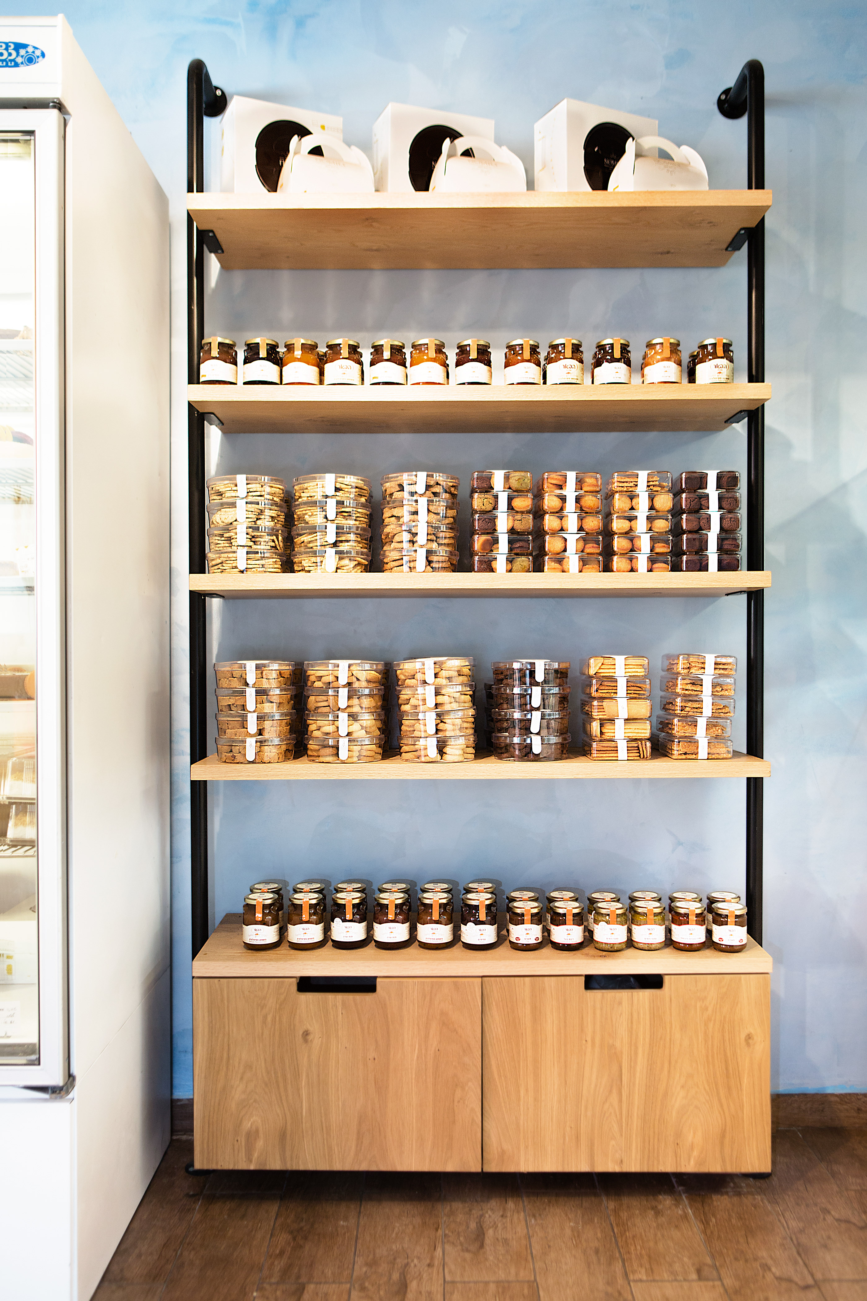 温馨蓝棕木质元素烘托的烘焙店设计-2