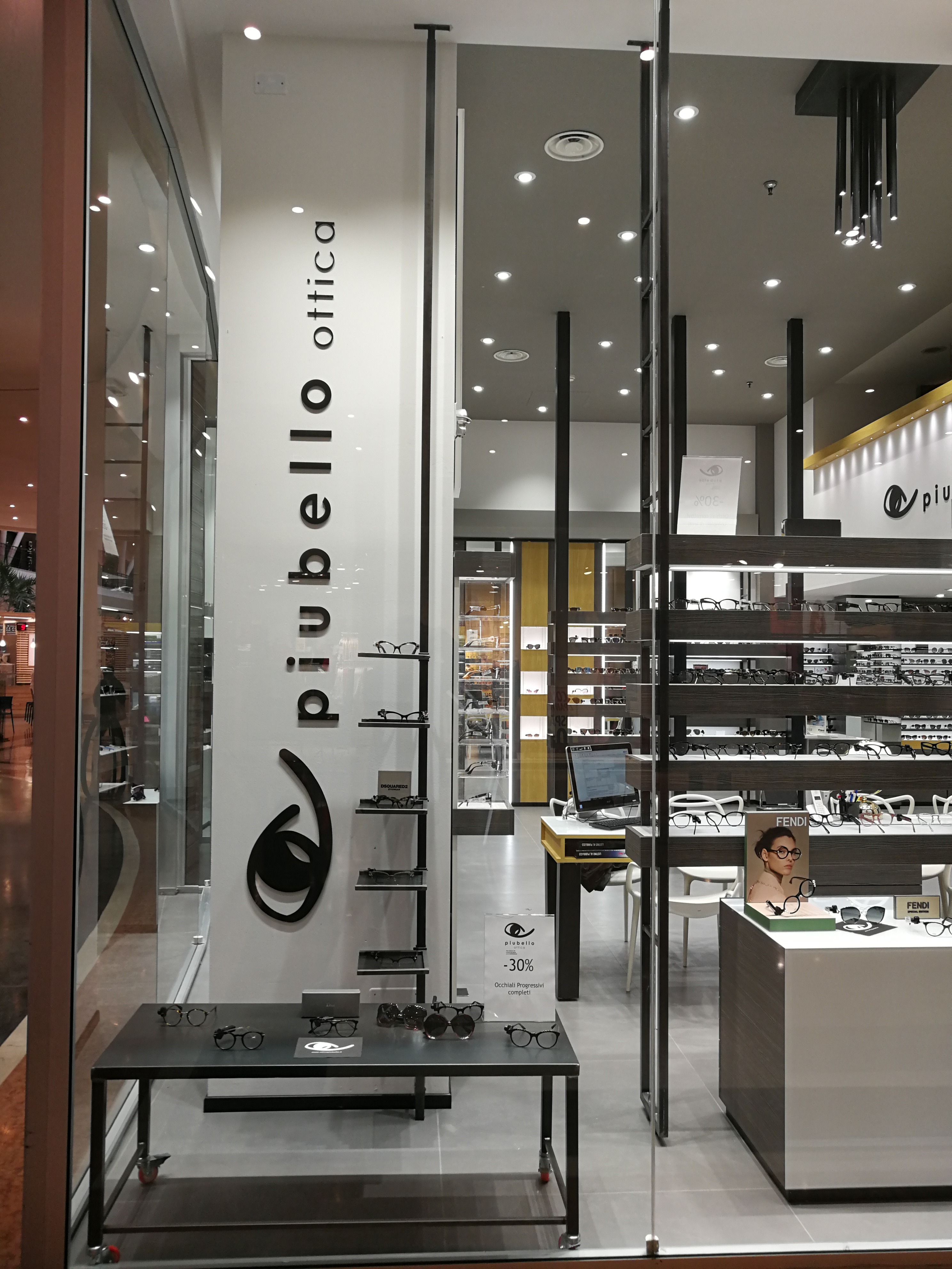 Ottica Piubello 购物中心的工业风设计-37
