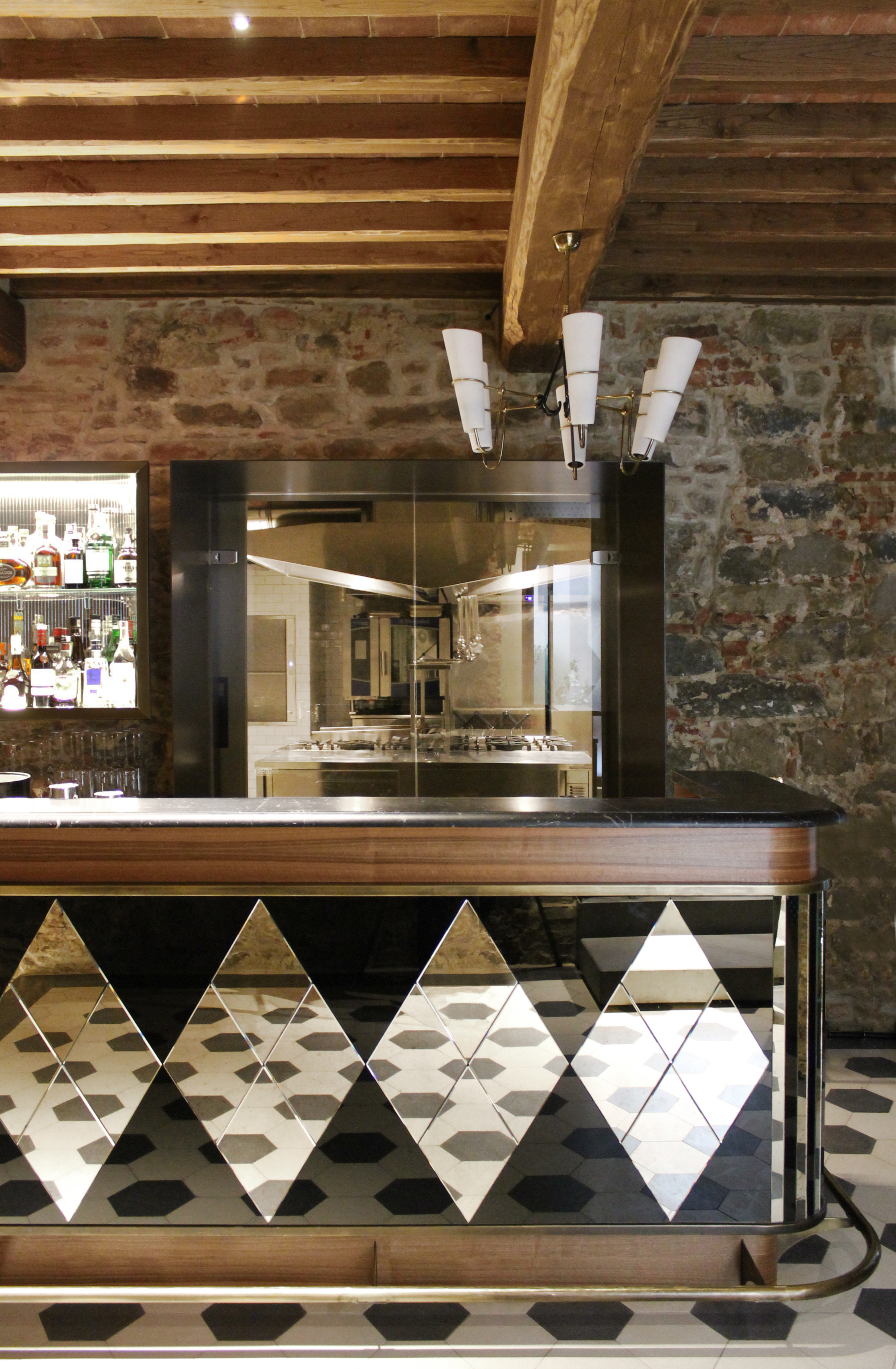 历史与当代交融的意大利餐厅设计-4