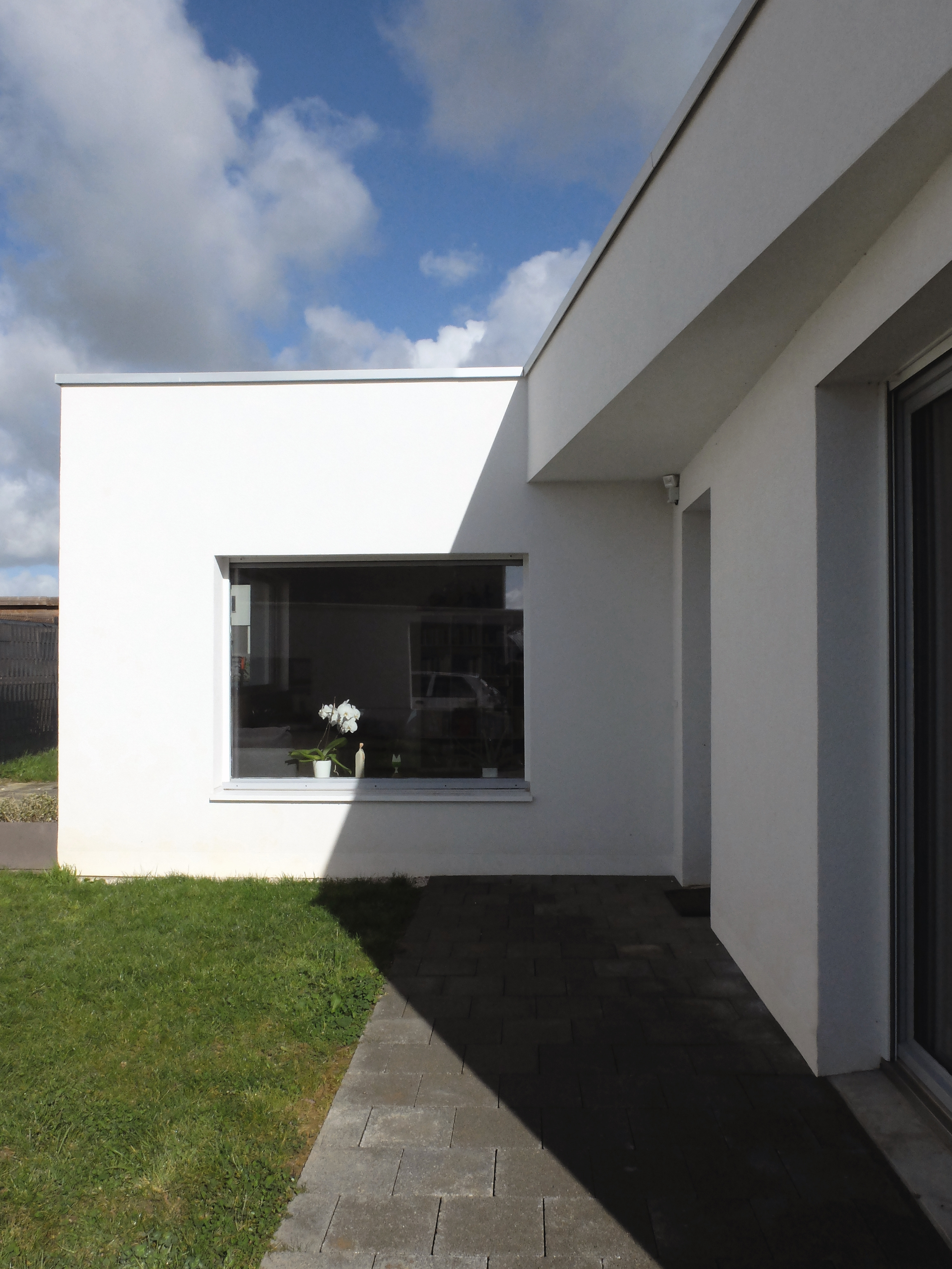 现代简约家居，光影与隐私的和谐共生-0