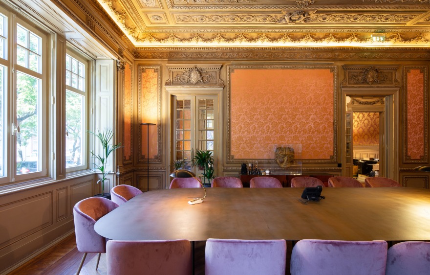 葡萄牙历史建筑翻新,打造艺术气息浓厚的办公空间-3