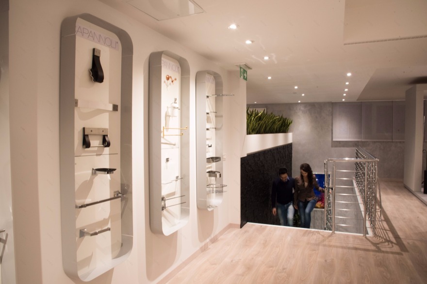 铝构玻璃水泥复合材料打造的意式展厅-9