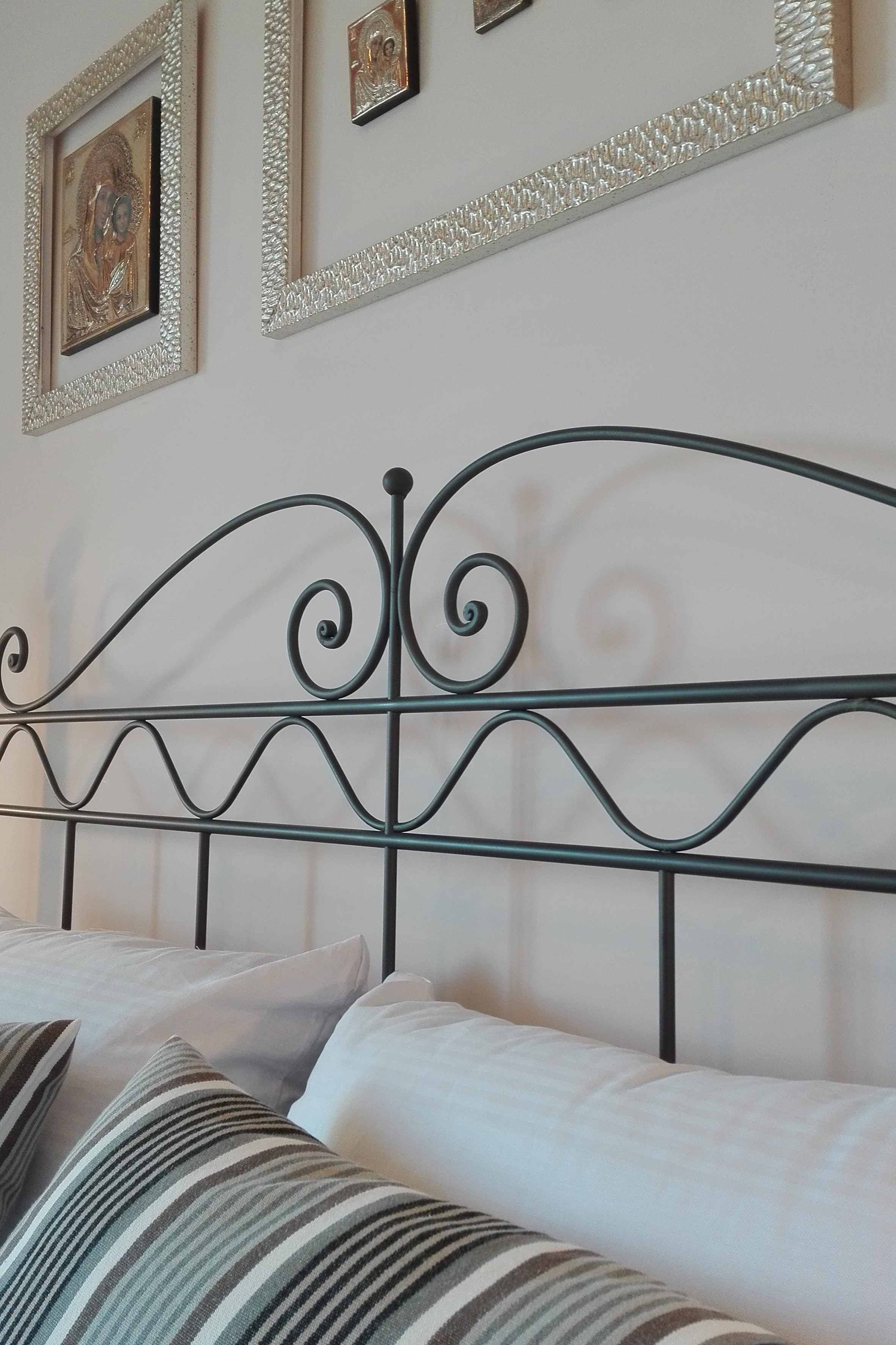 绿色山丘中的家庭住宅 T-34