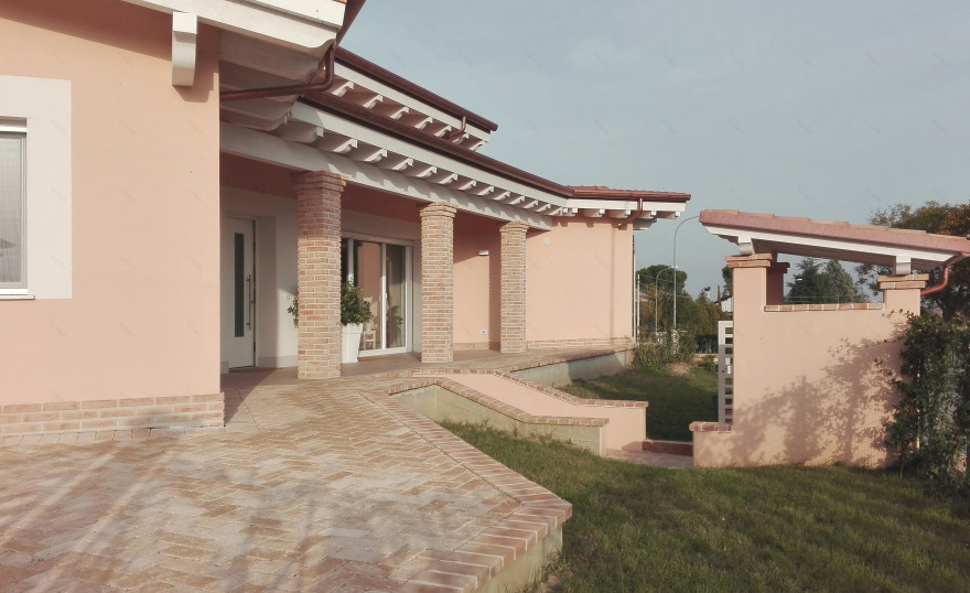 绿色山丘中的家庭住宅 T-1