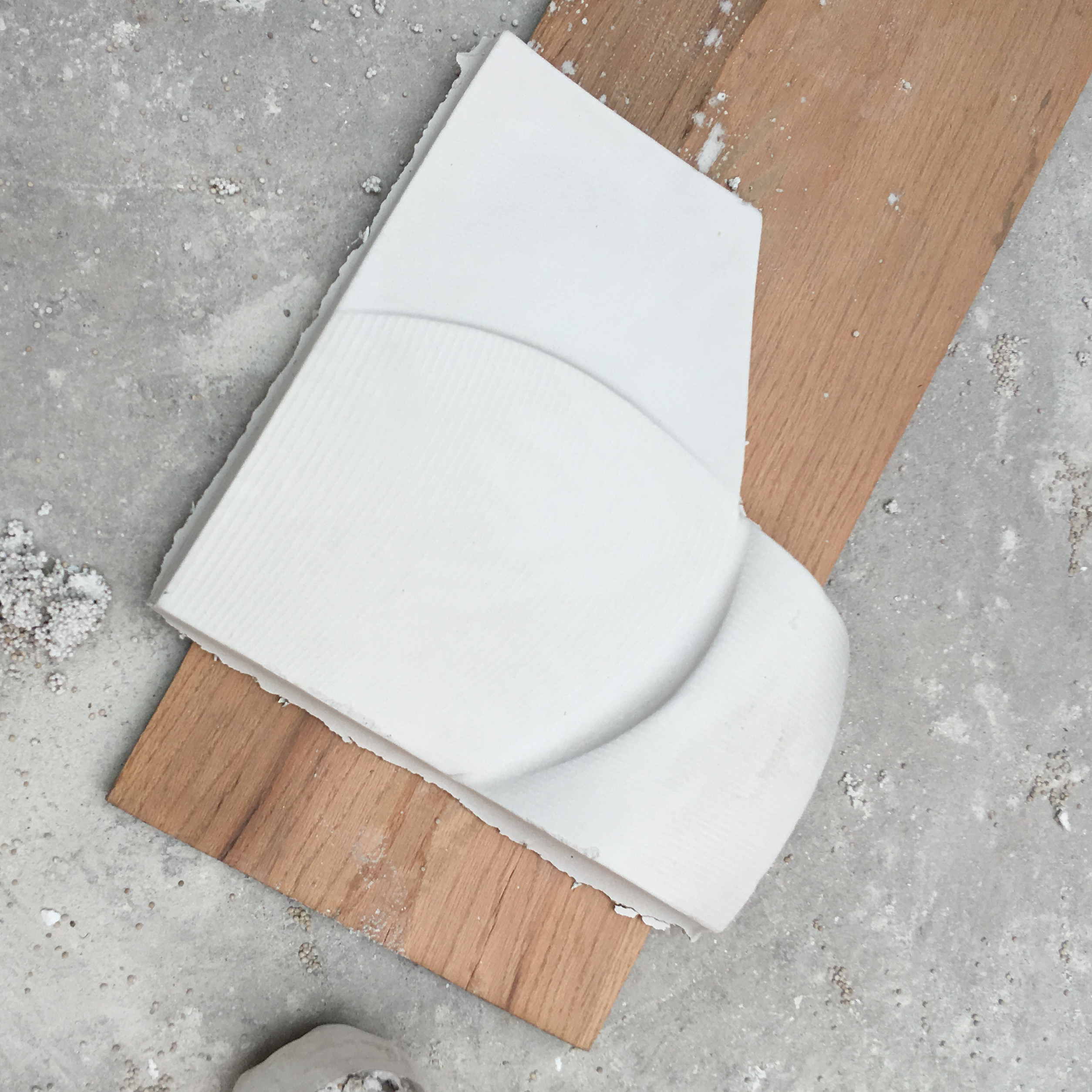 五块混凝土碑构建的抽象艺术装置-15