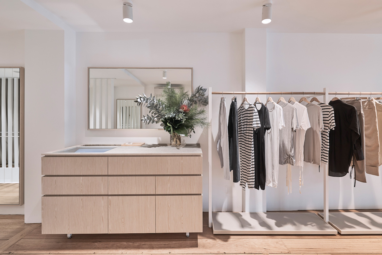 澳大利亚 Bassike 帕丁顿旗舰店转型，极简风格融入混凝土庭院-27