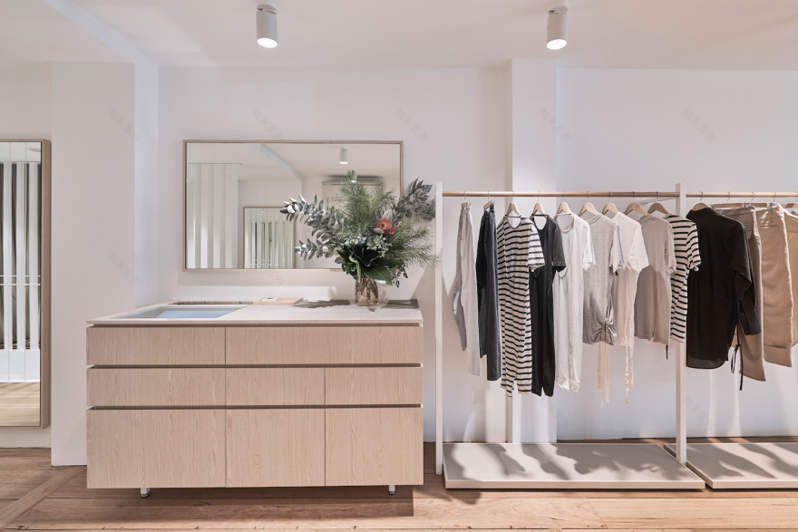 澳大利亚 Bassike 帕丁顿旗舰店转型,极简风格融入混凝土庭院-27