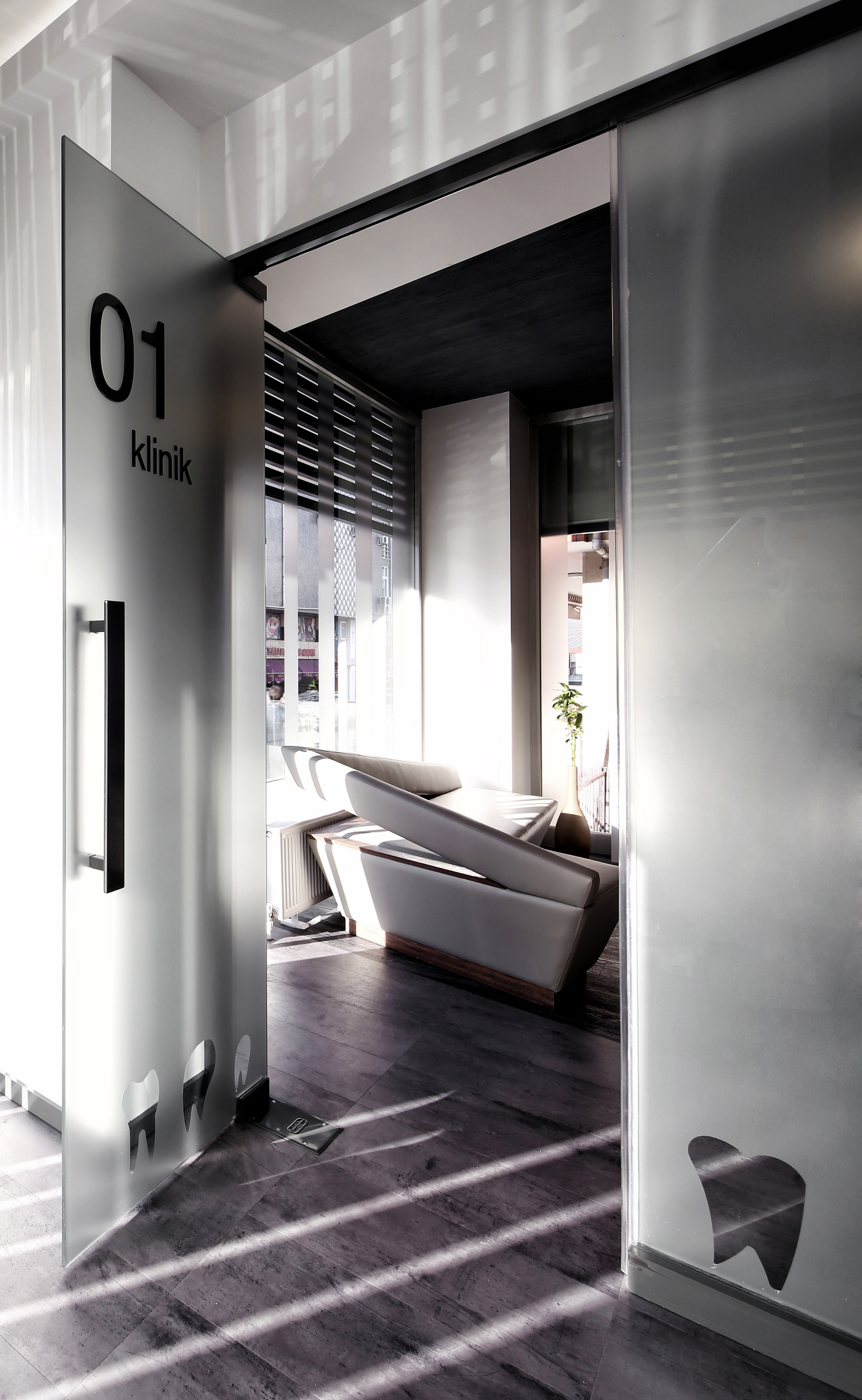 温暖材料与自然光打造的舒适医疗空间-4