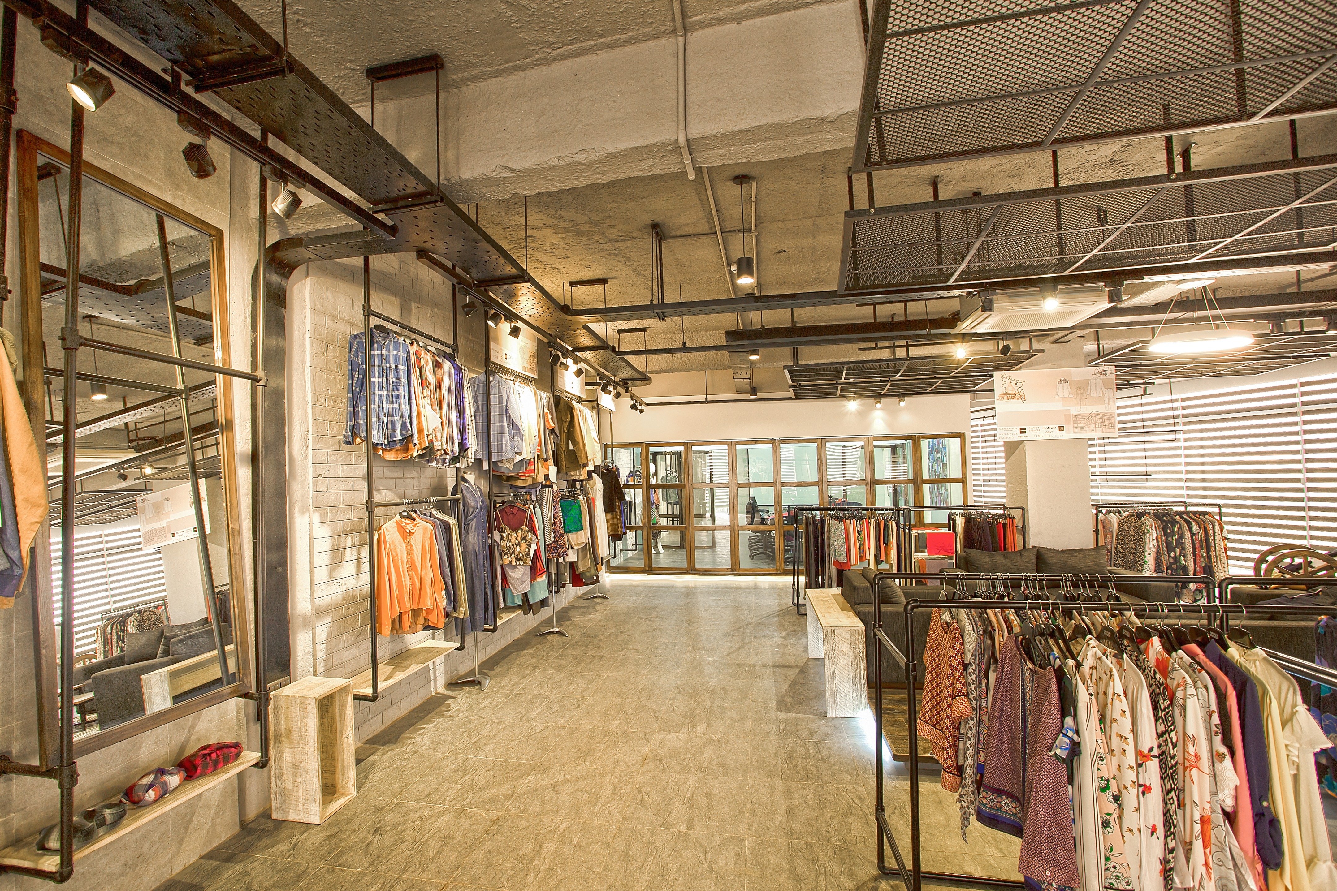 2017 年完成的工业风时尚展示厅室内设计-13