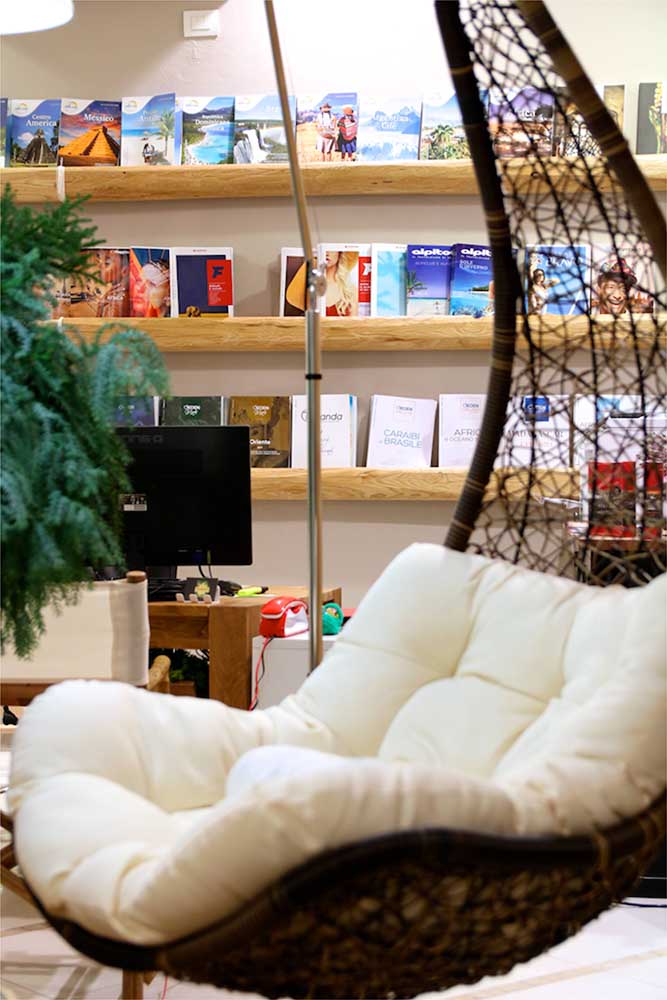 定制化木饰打造私密旅游咨询空间-5