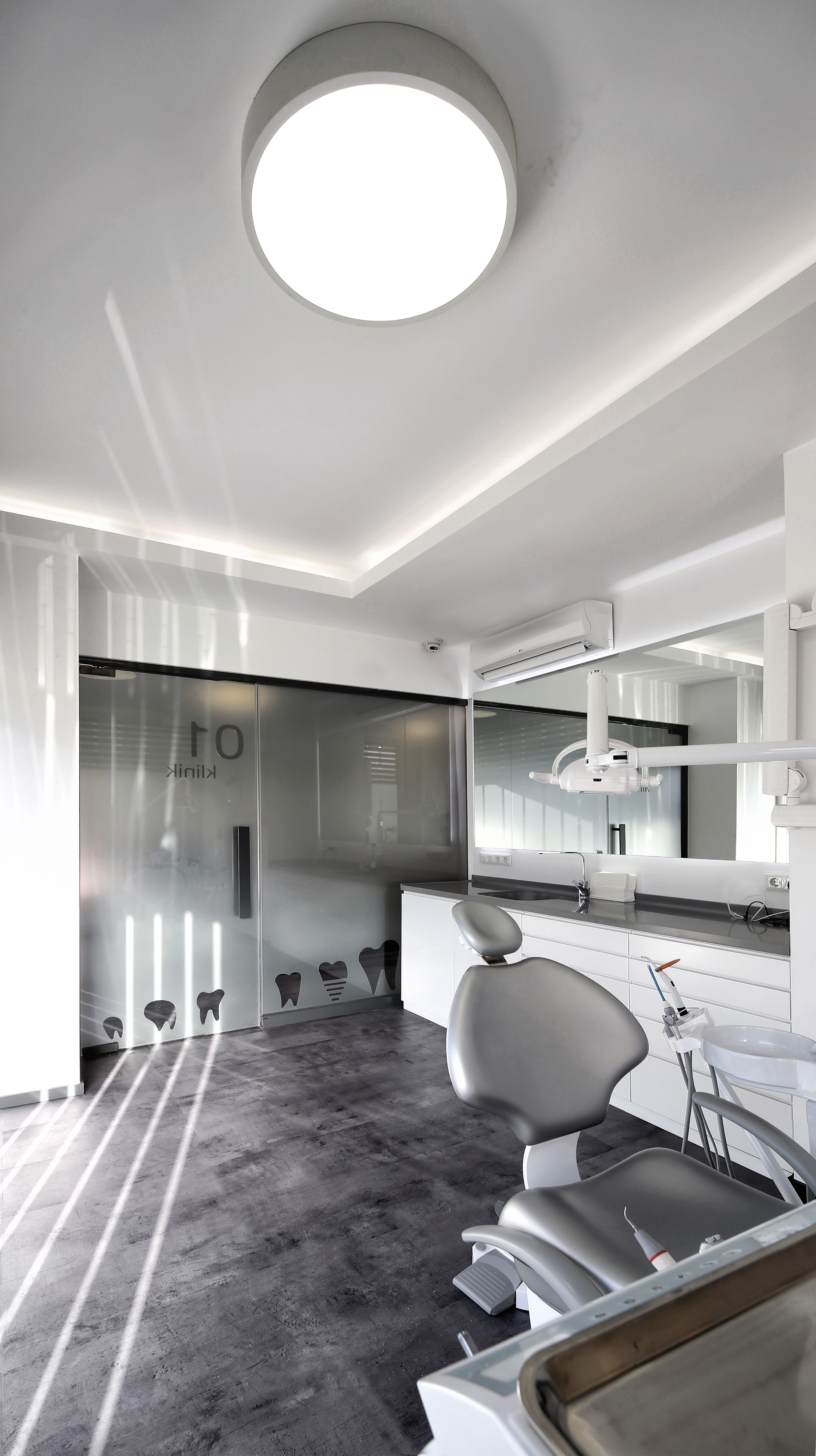 温暖材料与自然光打造的舒适医疗空间-6