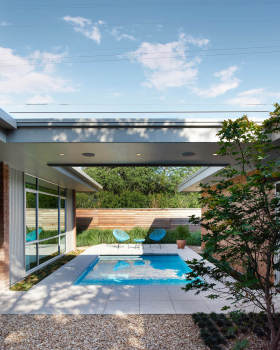 Austin 经典现代住宅的精致翻新