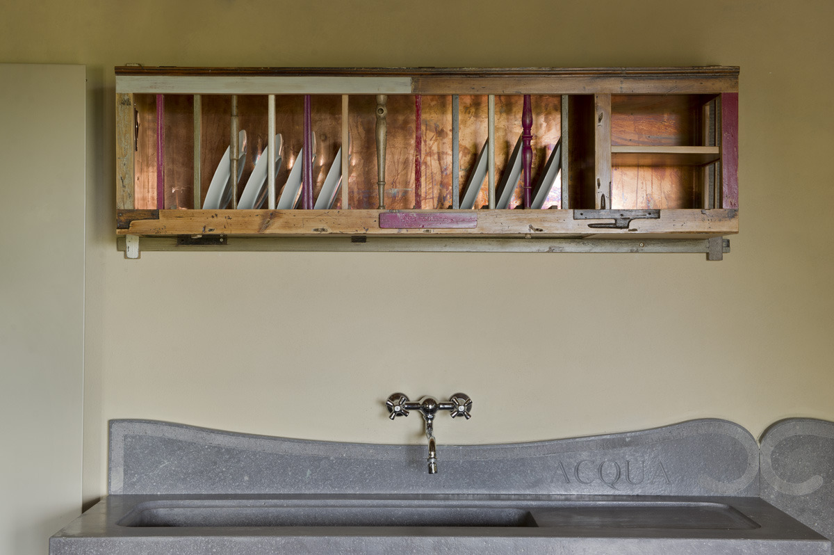 颠覆传统的乡村风格木制餐具柜-1