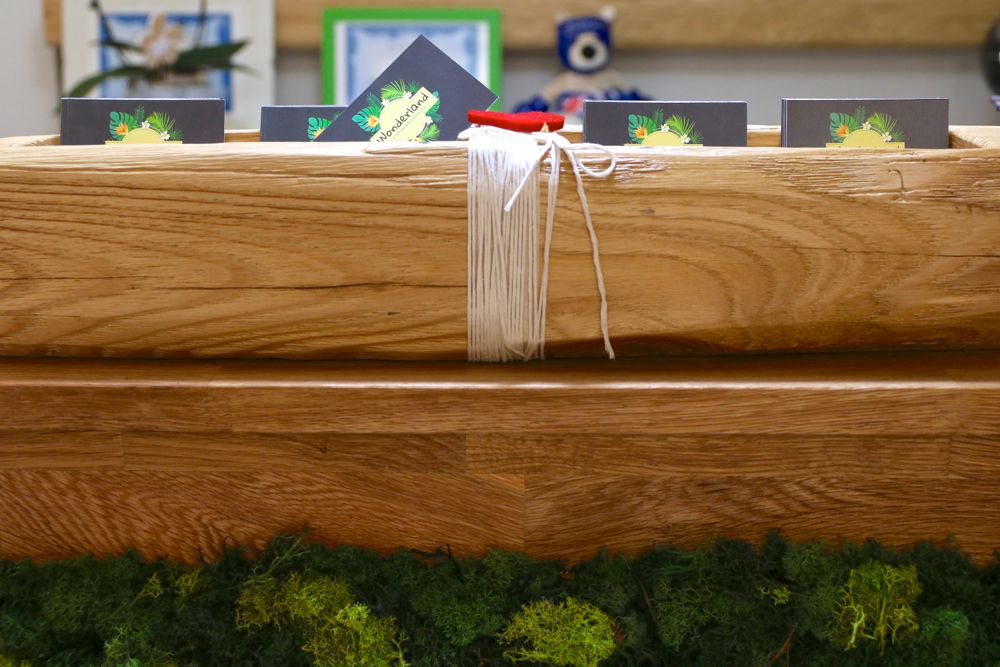 定制化木饰打造私密旅游咨询空间-10