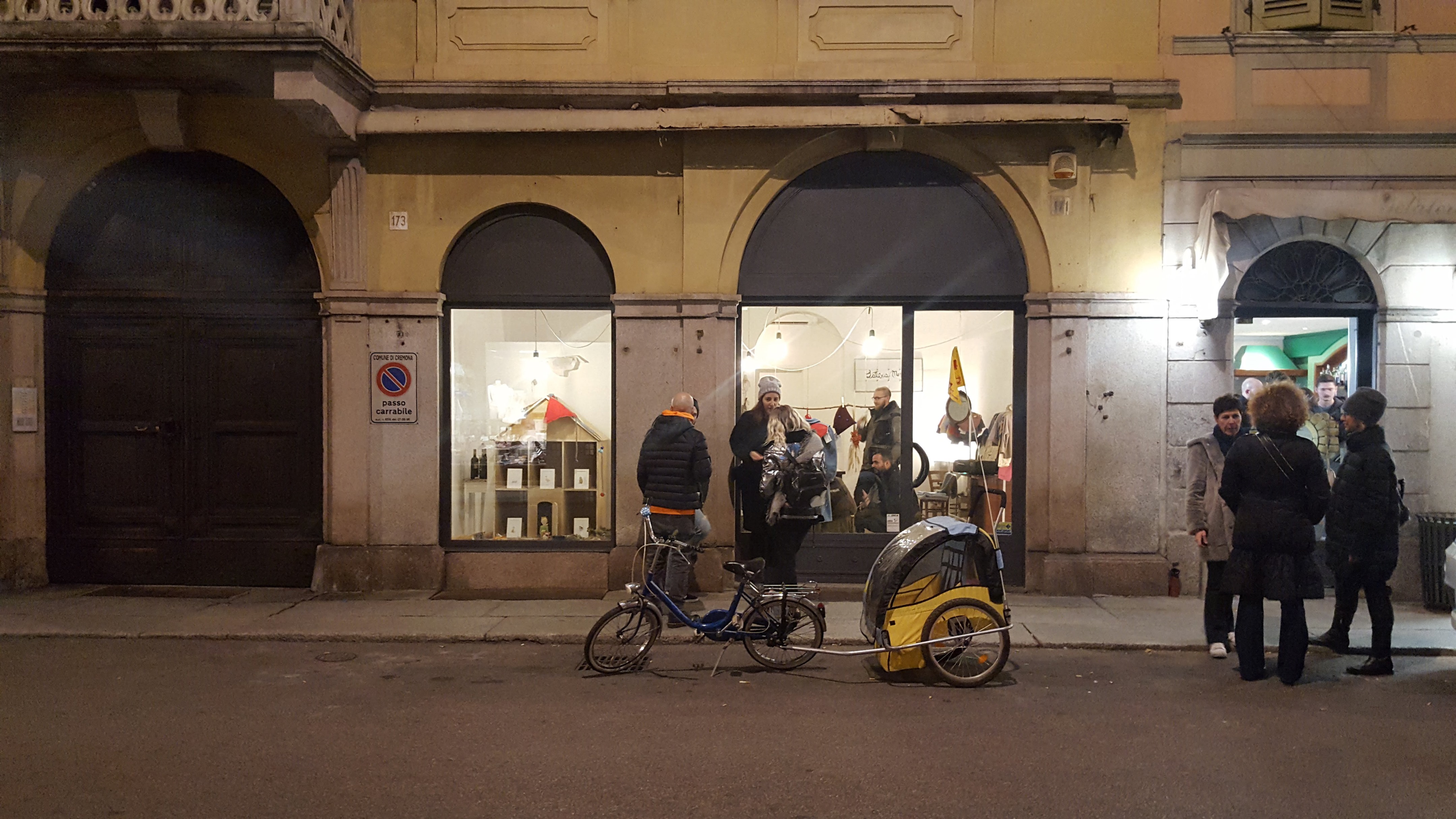 历史建筑中的现代奶制品店-5