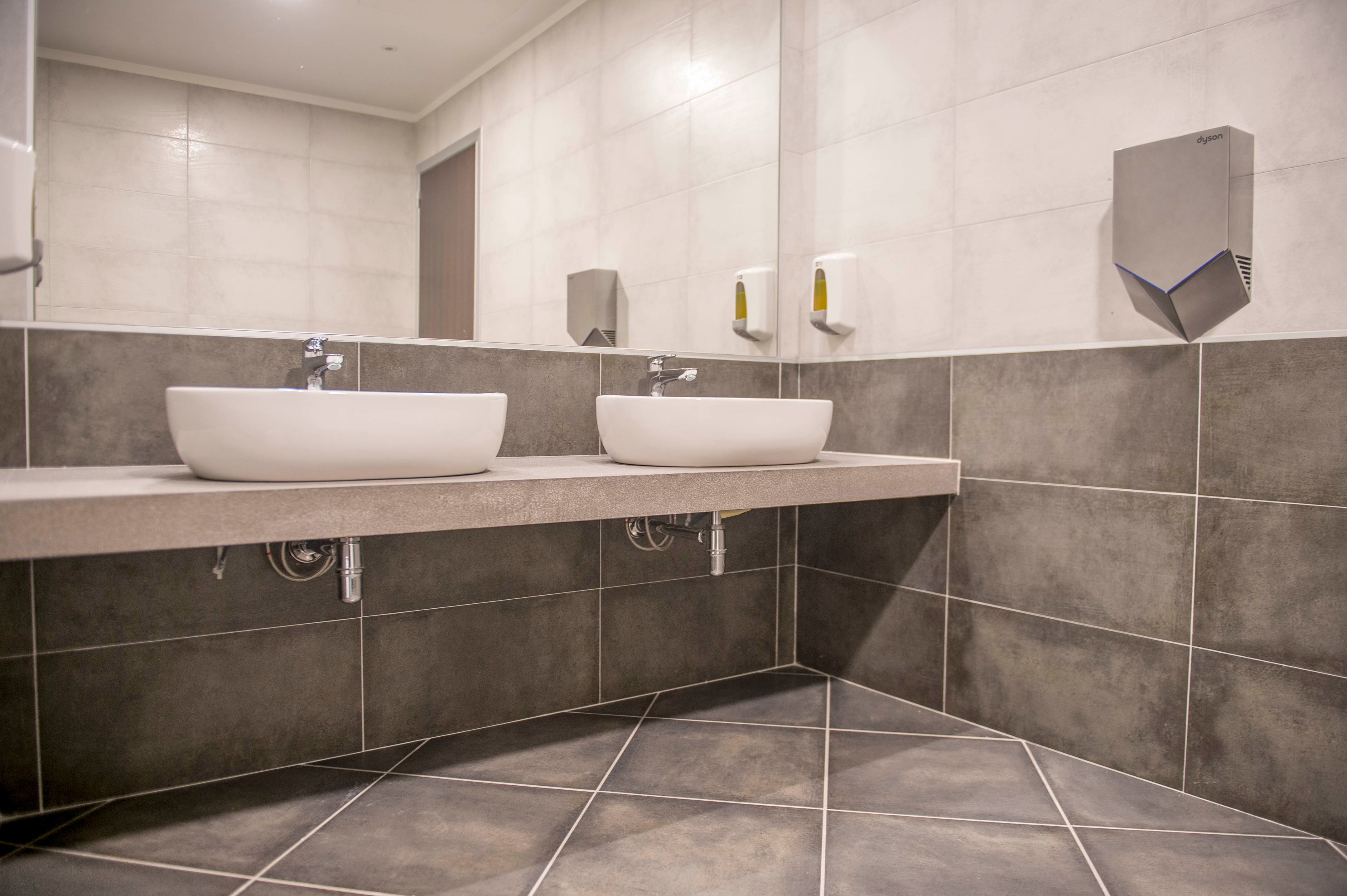 玻璃与钢铁的现代办公空间-22