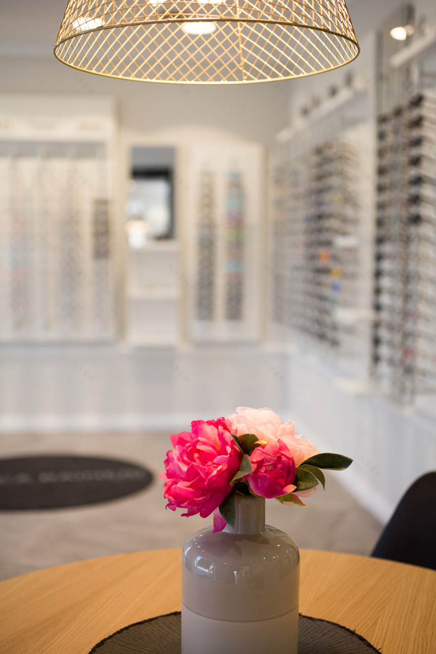 经典与现代共融的眼镜店设计-12