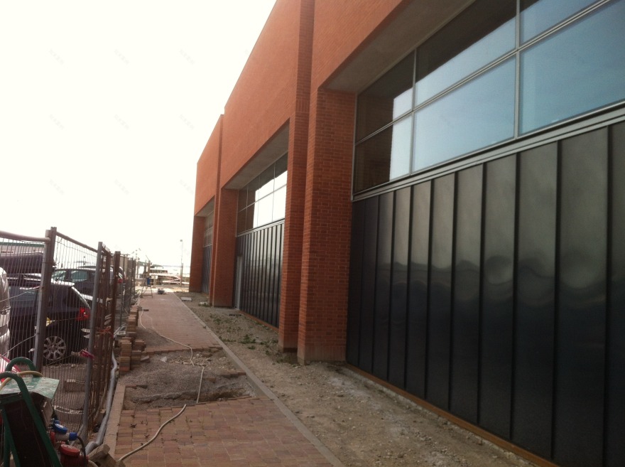 铜锈质感墙面打造多功能市民中心-3