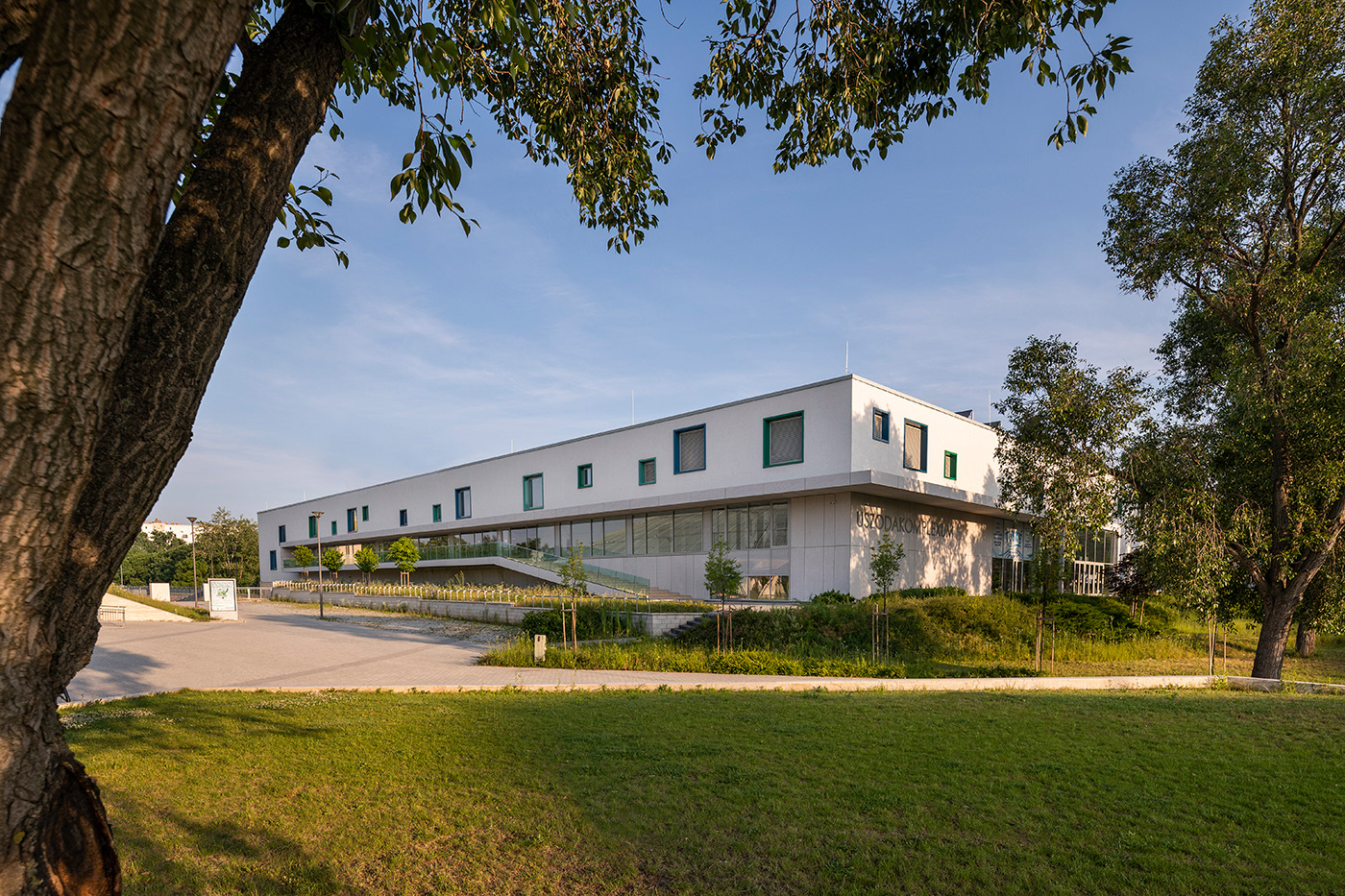 2018 年完成的“Tüske”游泳馆 | 现代体育设施的典范-0