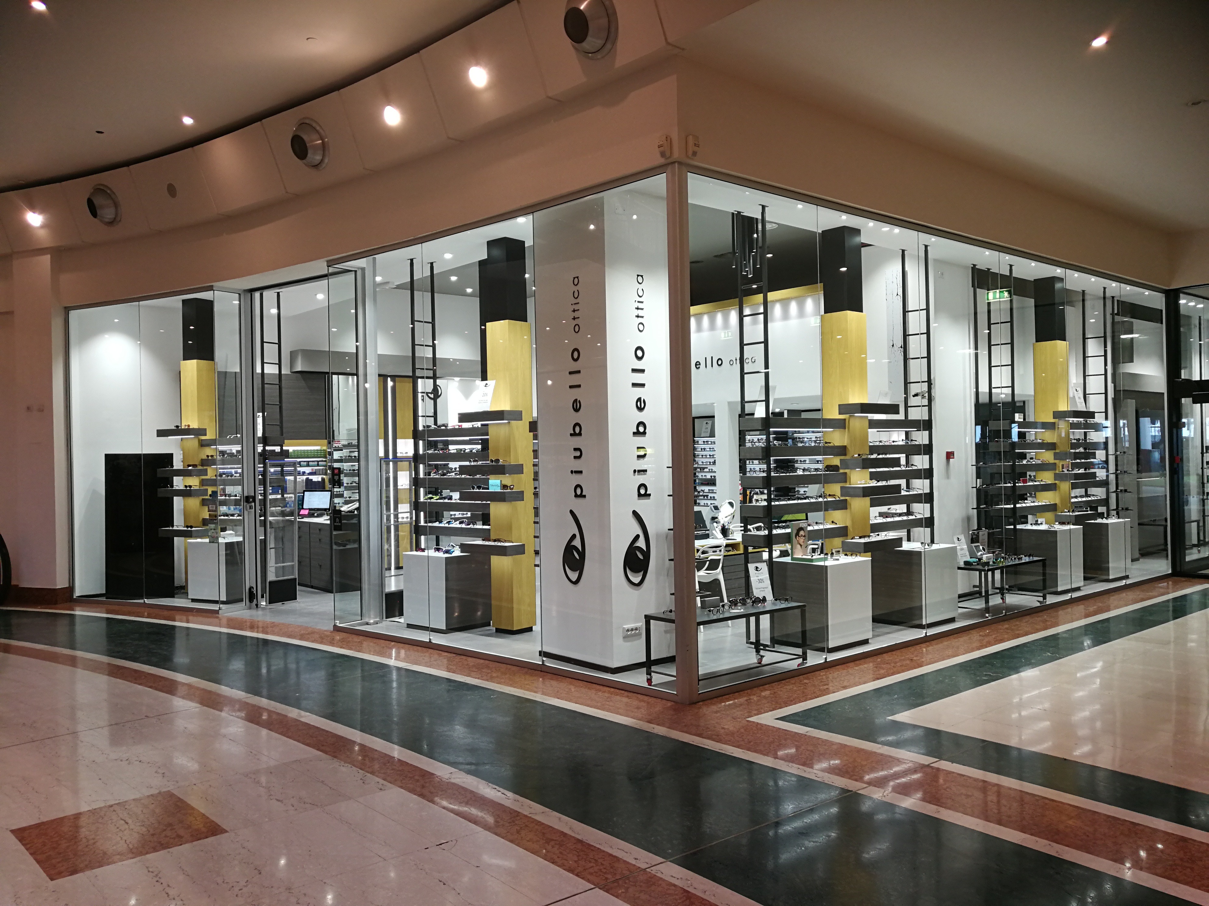 Ottica Piubello 购物中心的工业风设计-1