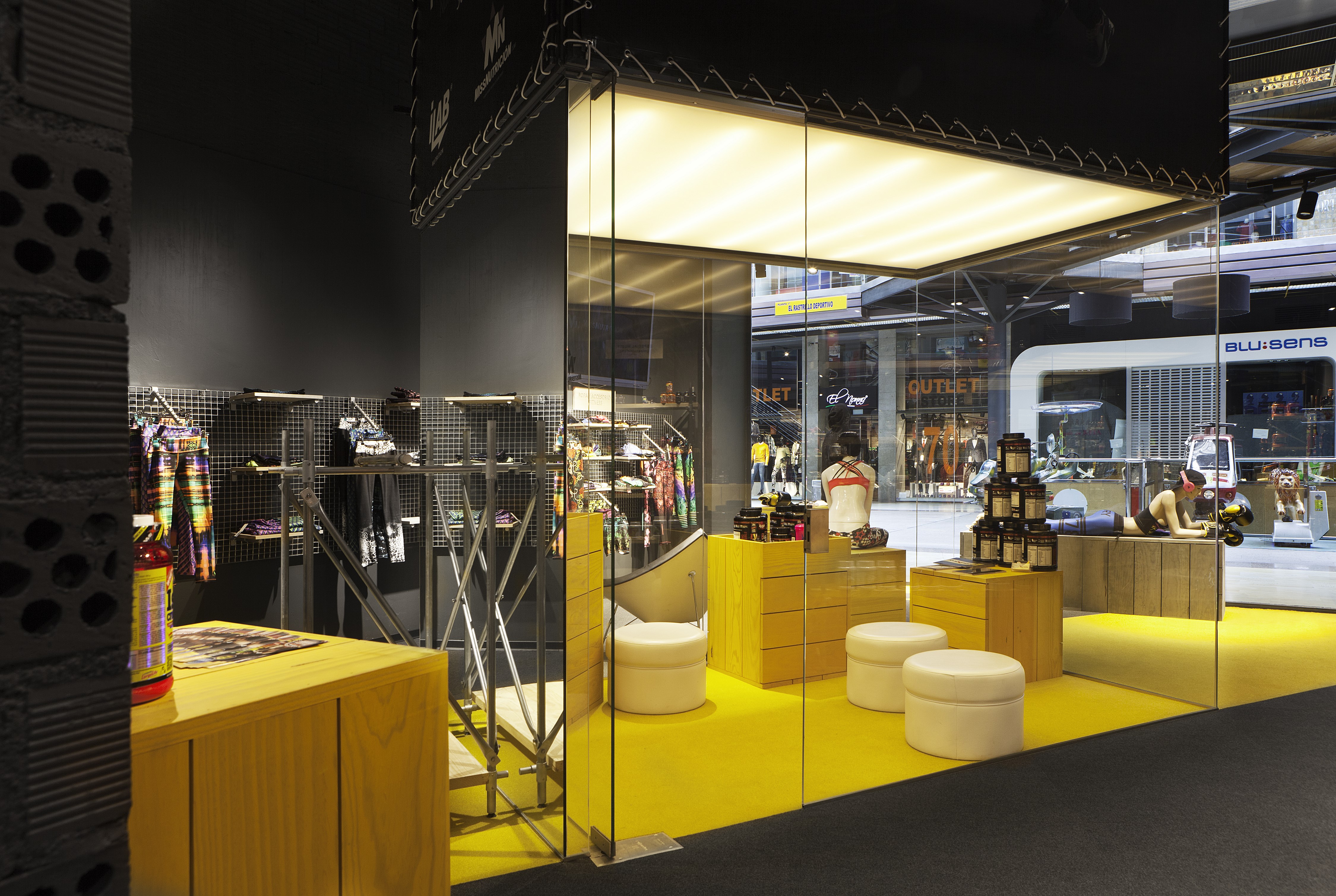 工业风 MISTERNUTRICIÓN 旗舰店，简约设计诠释 Santiago de Compostela-12