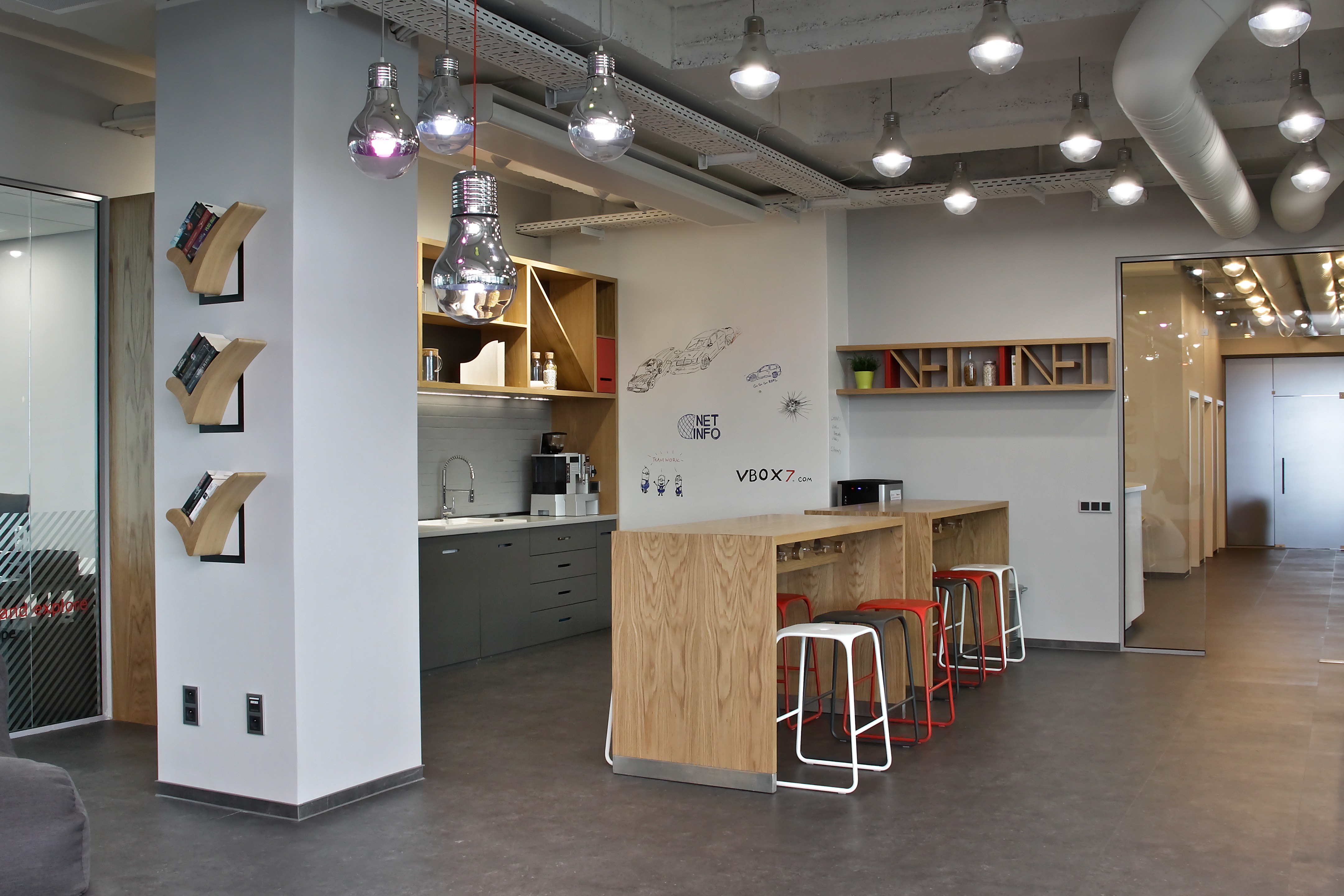 融合科技与复古的现代办公室设计-9