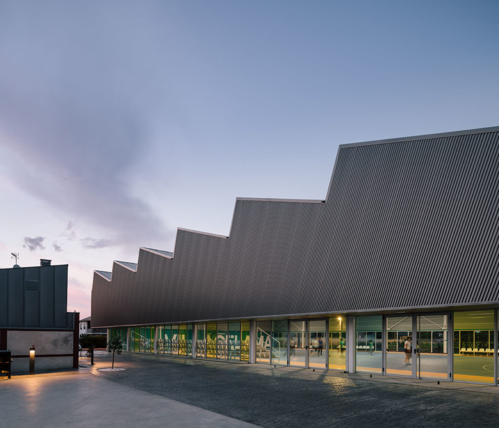 乡间悬浮的运动中心-11