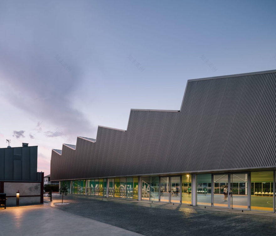 乡间悬浮的运动中心-11