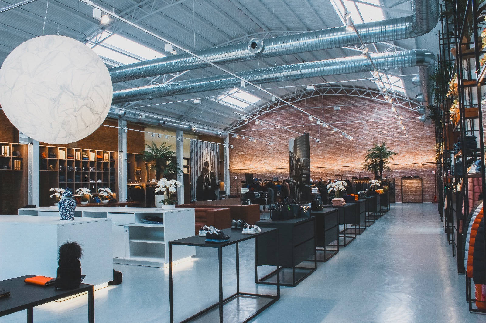 废弃工业建筑的时尚变身——Ghelfi 服装店室内设计-20