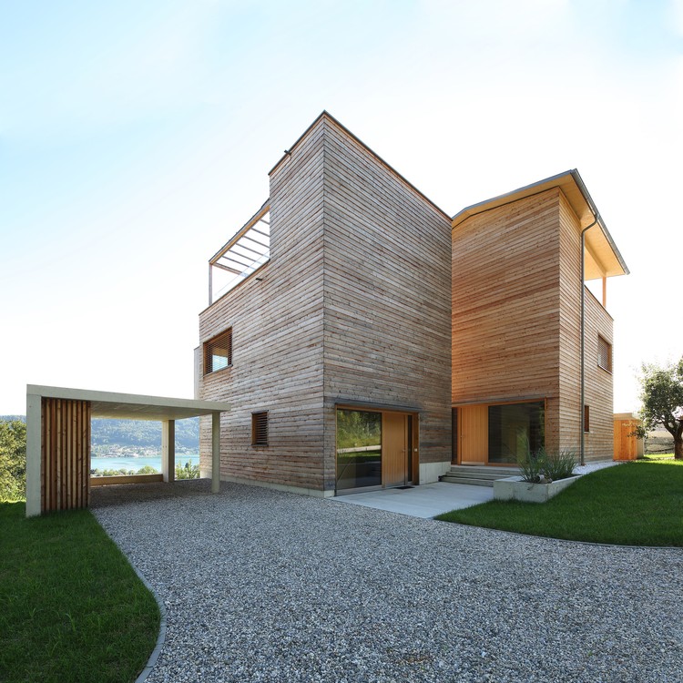 奥地利湖畔双塔木屋,诠释公共空间与隐私平衡-4