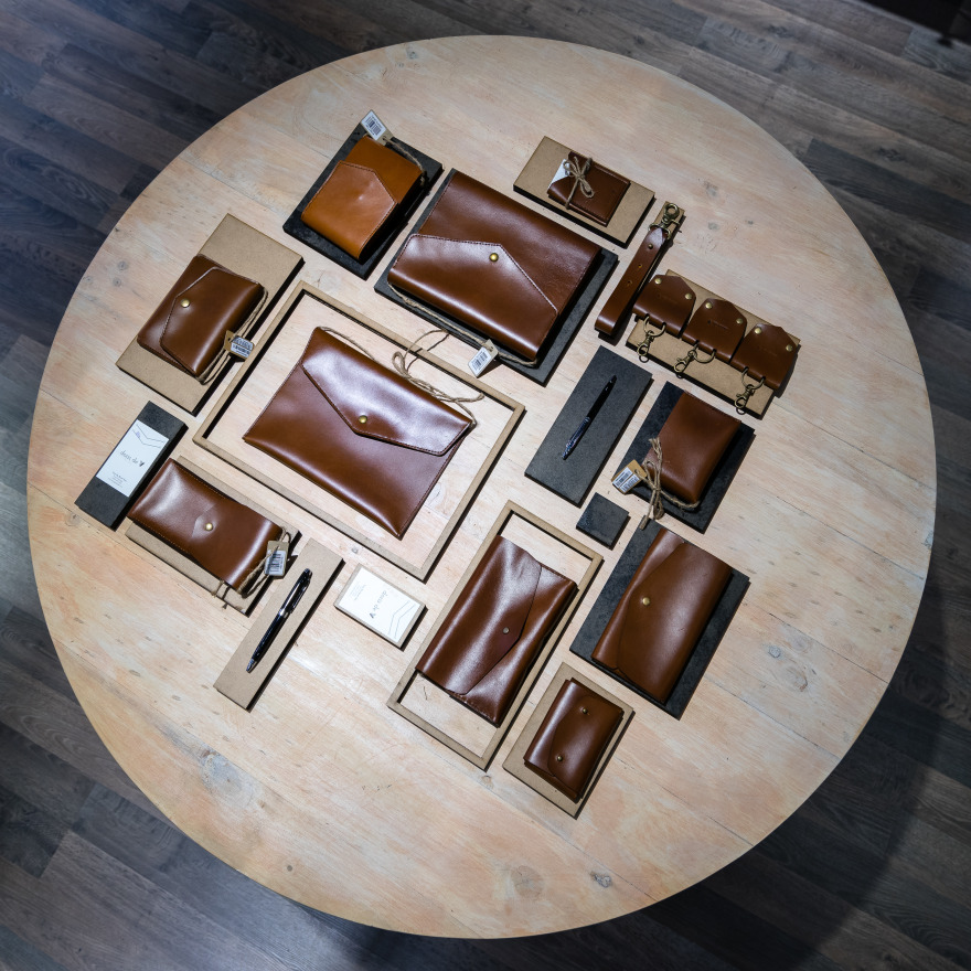 雾晨森林中的手工皮革店-15