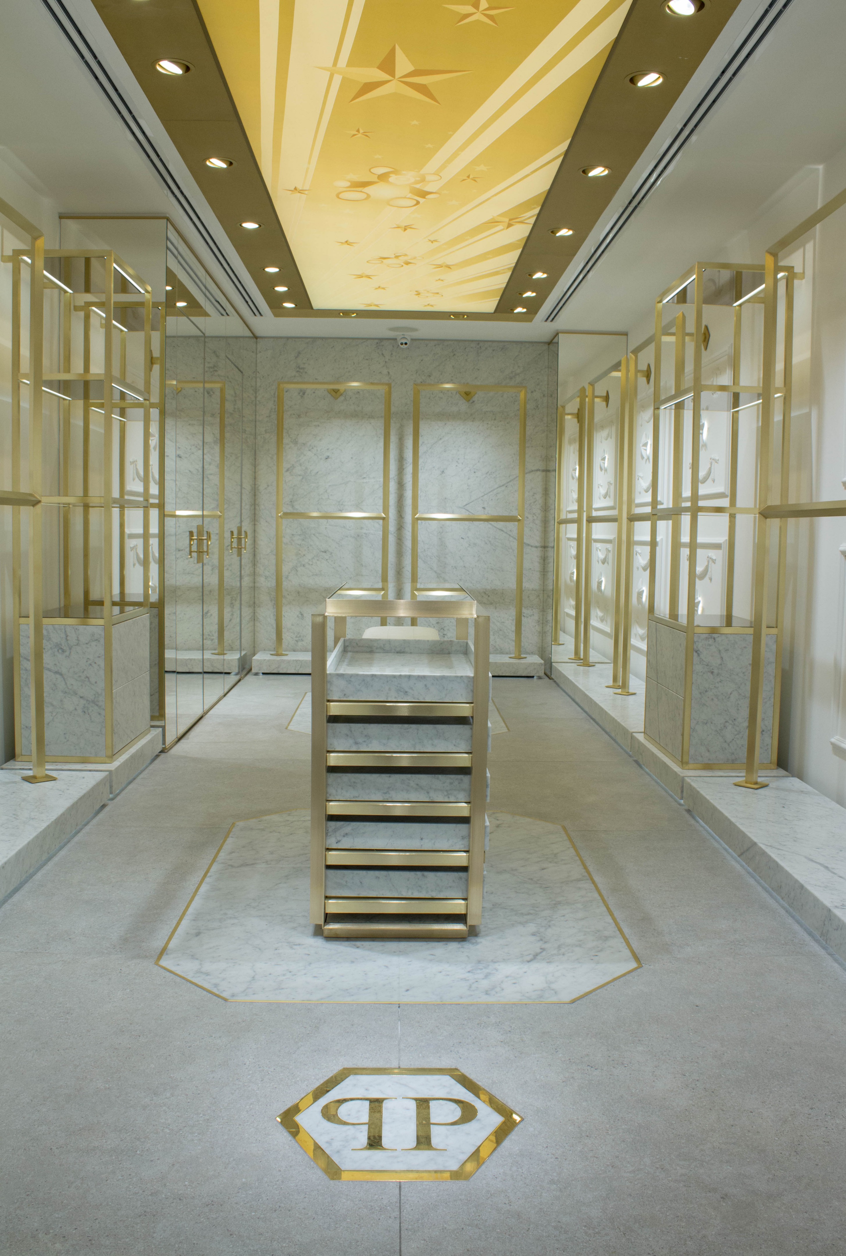 2018 年完成的基辅亿万富翁与 Philipp Plein Junior 购物商场设计-2