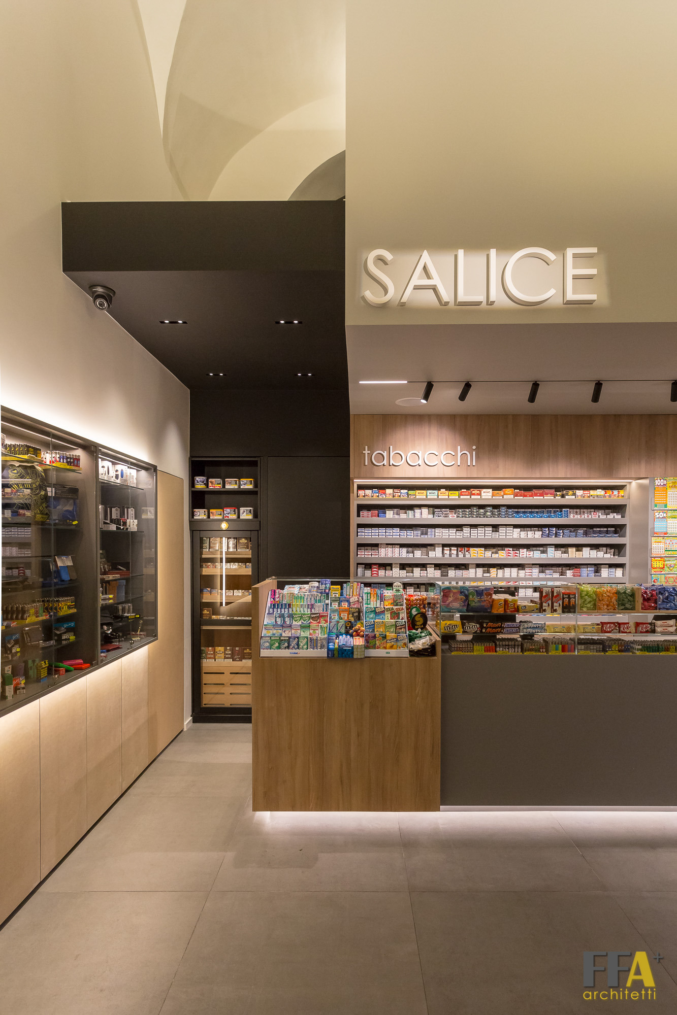 2017 年完成的意大利 Catania 市历史建筑中的 Tabaccheria Salice 店铺室内设计-2