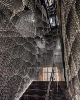 光与金属的对话 | 卡萨巴特洛改造揭示