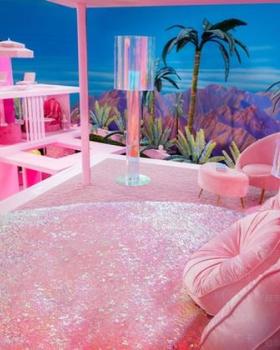 《芭比》电影梦之家 | 粉色梦幻世界，打破常规的室内设计